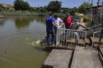 Mil e duzentos quilos de peixes foram soltos no lago municipal em Itaí