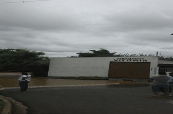 Ribeirão dos Carrapatos de Itaí transborda e invade ruas