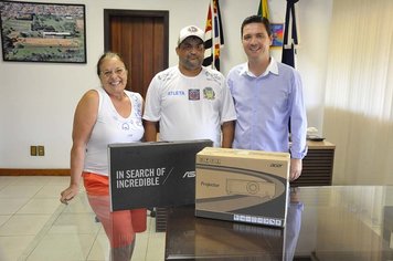 Prefeitura de Itaí entrega notebook e projetor ao Futsal Itaí