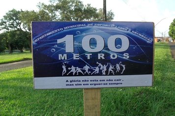 Placas informativas são instaladas nas praças de caminhada em Itaí
