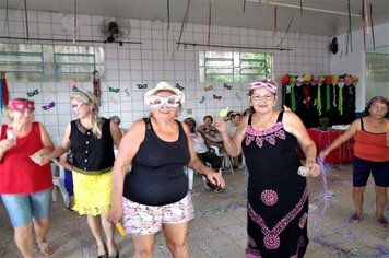 Itaienses da terceira idade festejam carnaval em grande estilo