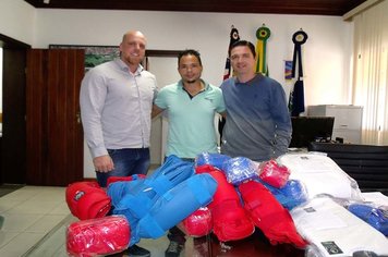 Prefeitura Municipal de Itaí adquire materiais para os atletas de Karatê