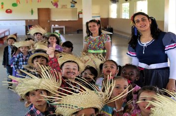 Escola EMEI 'Angelina Maria de Almeida Tannus' em Itaí realiza linda festa junina