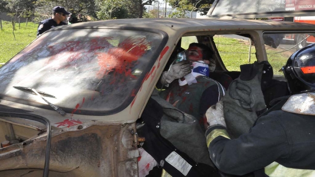 Bombeiros realizam simulação de acidente durante as comemorações do Dia do Bombeiro em Itaí