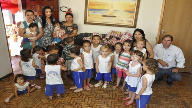 Prefeitura entrega brinquedos para crianças do Projeto Colibri