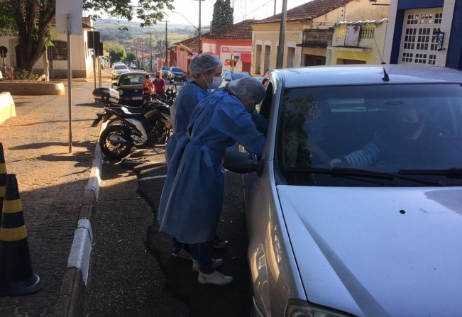 Prefeitura realiza vacinação pelo sistema Drive-Thru.