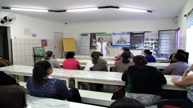 Nutricionista se reúne com funcionárias da Casa da Criança em Itaí